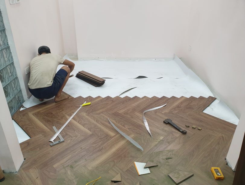 thợ sửa sàn gỗ công nghiệp